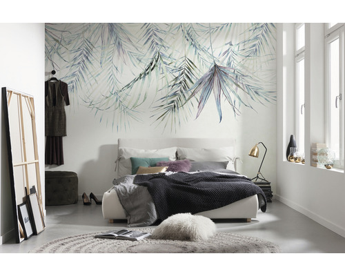 Ložnice s postelí, kobercem a tapetou na zdi s listy