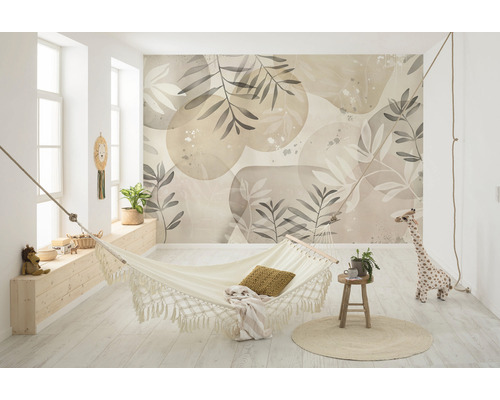 Světlá místnost s nástěnnou malbou, houpací sítí a dekorativními prvky