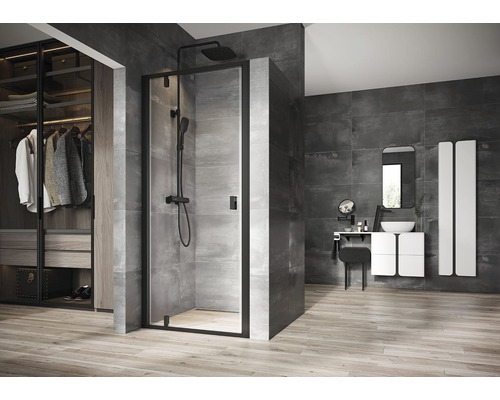 Koupelna se sprchovým koutem, umyvadlem a šatní skříní