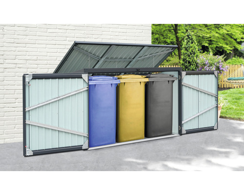 Kontejnerový box se třemi popelnicemi před stěnou domu