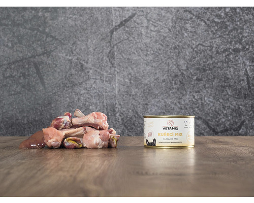 Krmivo pro psy s kuřecí směsí a konzervou