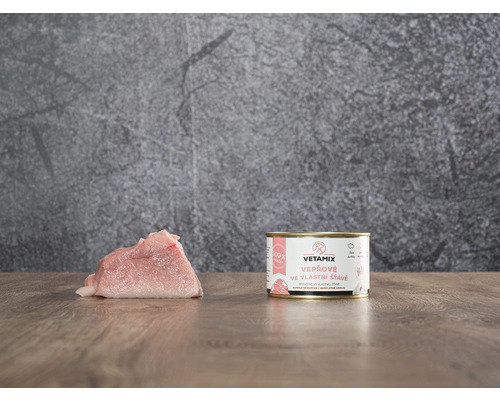 Konzerva pro psy s vepřovým masem a kousek masa