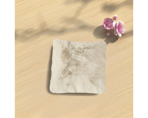 Čtvercový kožešinový polštář na světlém pozadí