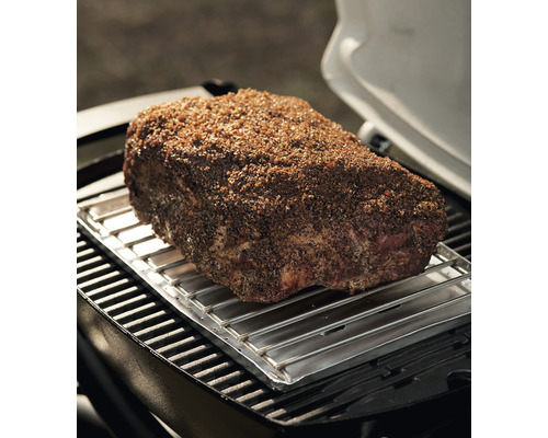 Kus masa na grilovacím roštu v grilu.