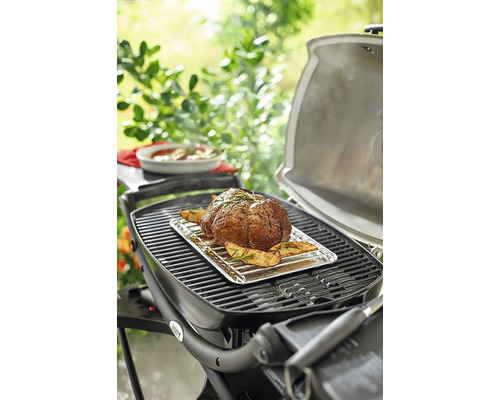Gril Weber s pečení a bramborami na grilovací mřížce