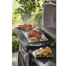 Grilovací scéna s jehněčí kýtou, citronem a chlebem na grilu venku.