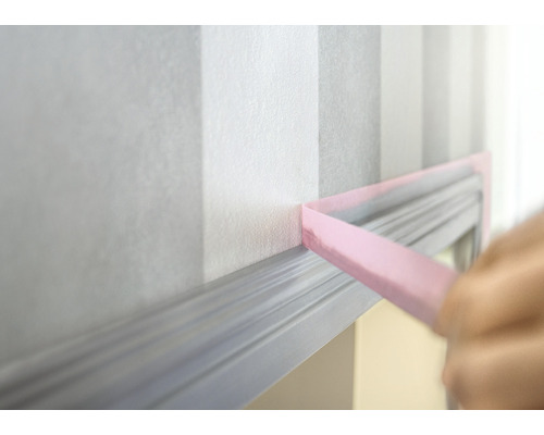 Stěna s ozdobnou lištou oblepená páskou pro malířské práce