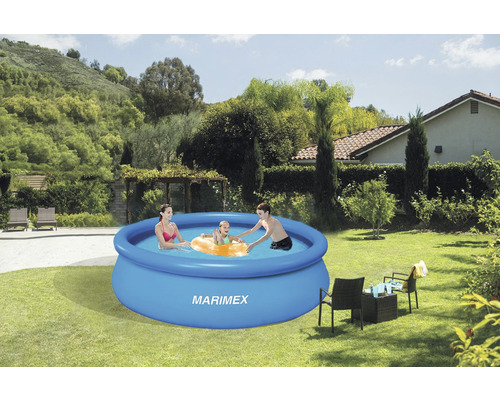 Nafukovací bazén Marimex s rodinou na zahradě.