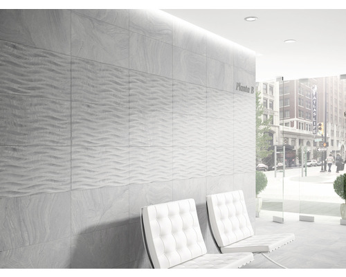 Nástěnná dekorace s šedými dlaždicemi a bílým posezením v interiéru.