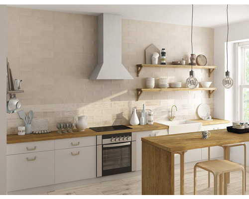 Světlá kuchyně s obkládanou stěnou, odsavačem par, umyvadlem a dřevěnými prvky