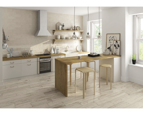 Světlá kuchyně s kuchyňskou linkou, jídelním stolem a židlemi