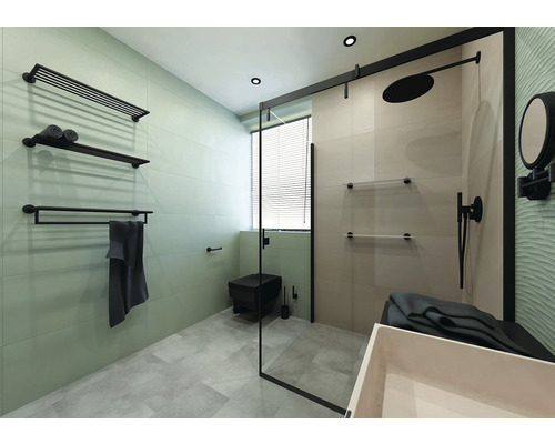 Světlá koupelna se sprchou, toaletou a držáky na ručníky