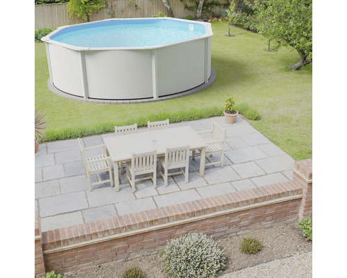 Zahradní scéna s bazénem a zahradním nábytkem na terase.