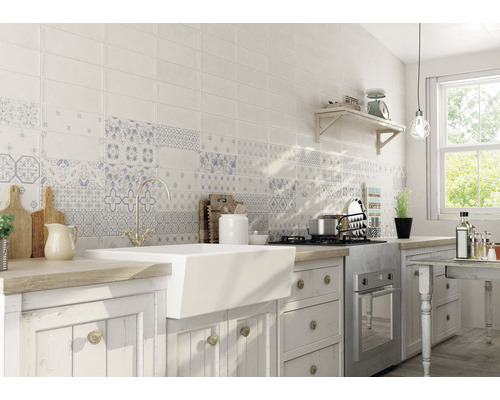 Kuchyňská scéna s bílými obkládačkami a modrým vzorem