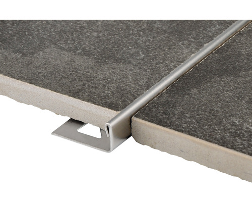 Kovový dlaždicový profil mezi dvěma dlaždicemi