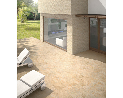 Exteriér s dlažbou se vzhledem kamene a lehátky