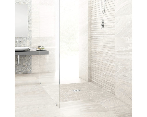 Koupelna se sprchou, umyvadlem a obklady