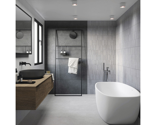 Moderní koupelna s volně stojící vanou, umyvadlem a držákem na ručníky