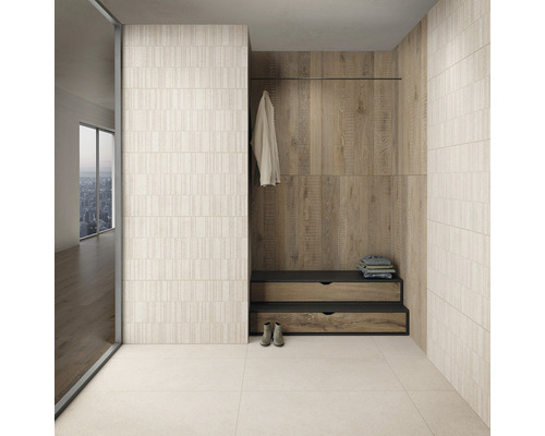 Moderní interiér s dlažbou, obkladem stěn a šatnou