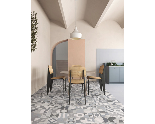 Jídelna s jídelním stolem, židlemi, závěsným svítidlem a vzorovanou podlahou.