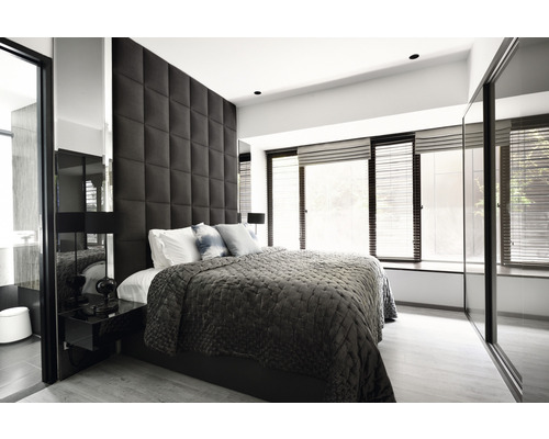 Světlá ložnice s postelí, čalouněným čelem a oknem