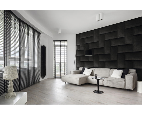 Moderní obývací pokoj s pohovkou, lamelovými okny a akustickými panely