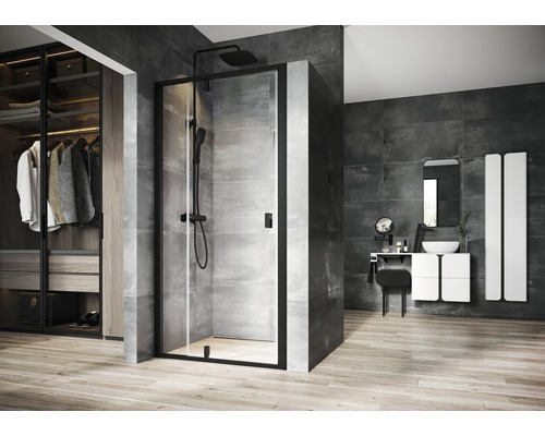 Koupelna se sprchovým koutem, umyvadlem a šatnou