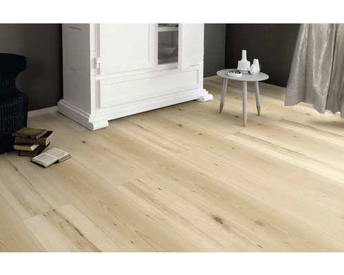 Položená světlá dřevěná laminátová podlaha v místnosti