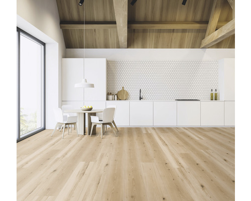 Světlá místnost s dřevěným trámovým stropem, dřevěnou podlahou a kuchyňským koutem