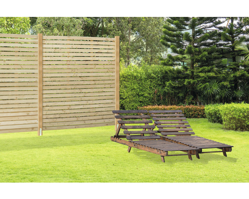 Zahradní scéna s dřevěným plotem a dvěma dřevěnými lehátky na trávníku