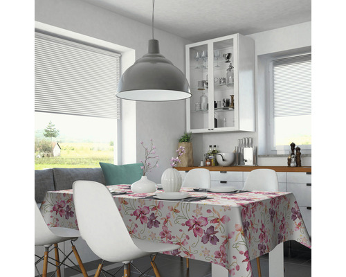 Jídelní stůl s květinovým ubrusem v světlé jídelně s oknem a závěsným svítidlem