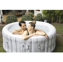 Pár relaxuje ve venkovní vířivce Lay-Z-Spa.