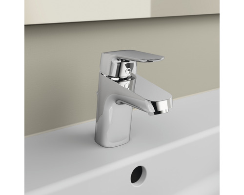 Lesklá umyvadlová baterie na umyvadle