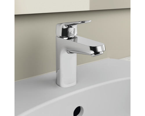 Lesklá umyvadlová baterie z kovu na bílém umyvadle