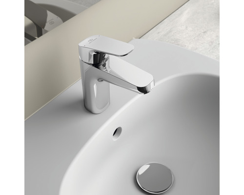 Umyvadlová baterie z kovu na umyvadle