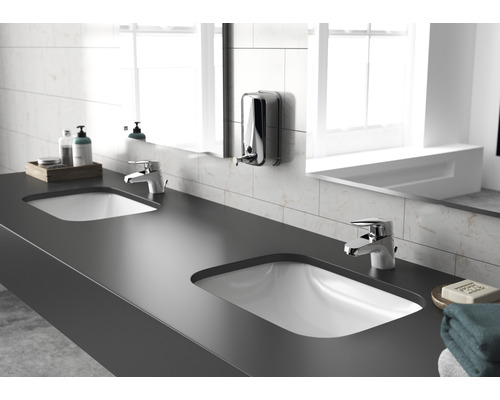 Koupelna s dvojitým umyvadlem, bateriemi a dávkovačem mýdla