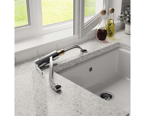 Kuchyňský dřez s vodovodní baterií na pracovní desce