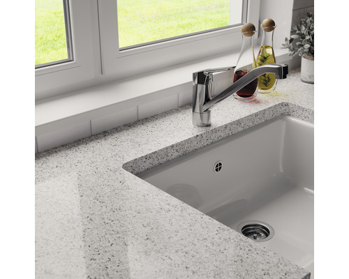 Kuchyňská scéna s dřezem, baterií a pracovní deskou