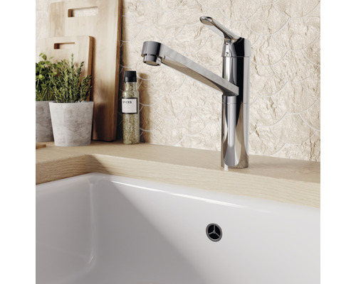 Kuchyňský dřez s vodovodní baterií a pracovní deskou