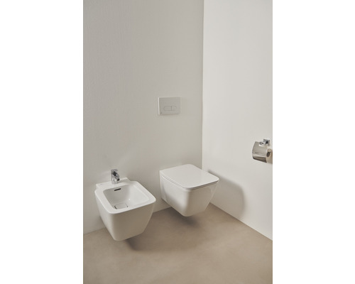 Bidet a závěsný klozet z sanitární keramiky v koupelně