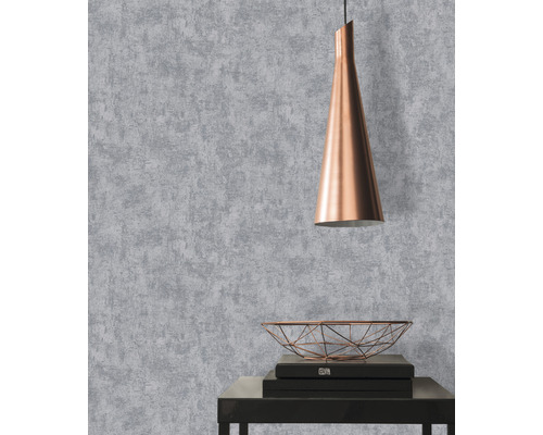 Tapeta s abstraktním vzorem, kombinovaná se závěsným svítidlem a dekorativní mísou na stole