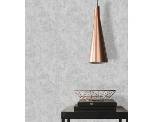 Obývací pokoj s tapetou se vzorem, závěsným svítidlem a ozdobnou mísou na stole