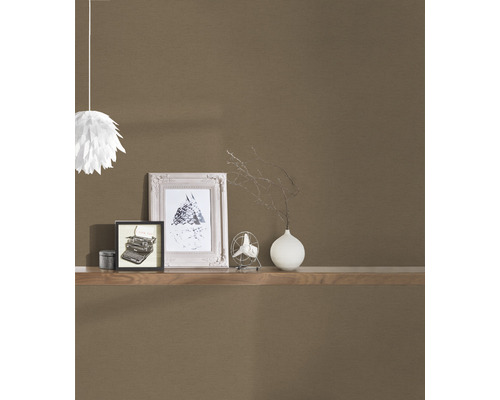 Dekorativní tapeta v obývacím pokoji s policí a dekorací