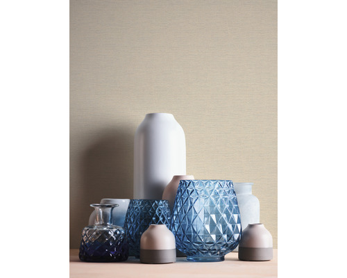 Aranžmá váz různých tvarů a materiálů