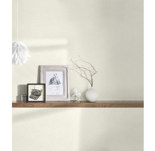 Obývací pokoj s policí, obrazy a lampou