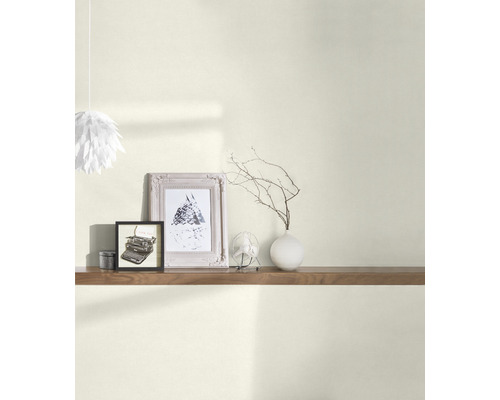 Obývací pokoj s policí, obrazy a lampou