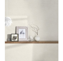 Design stěny s policí, dekorací a osvětlením pro útulné prostředí