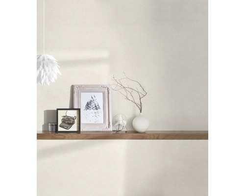 Design stěny s policí, dekorací a osvětlením pro útulné prostředí