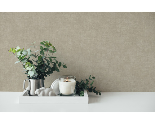 Dekorativní zátiší scéna s eukalyptovými větvemi, svíčkou a dekorativními prvky před strukturovanou stěnou