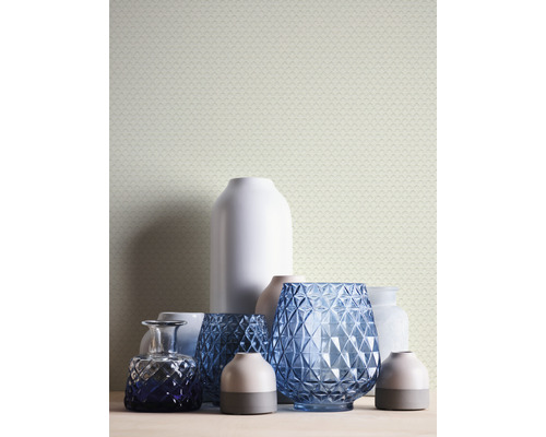Dekorativní vázy na stole před vzorovanou tapetou
